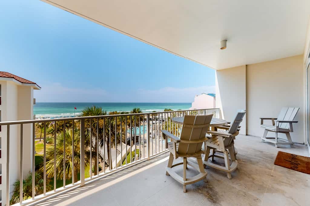 Beachfront condo w/ Gulf views & pool access