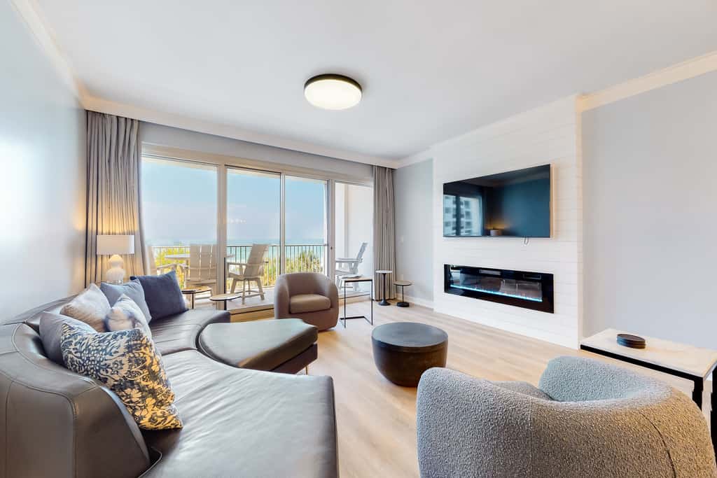 Beachfront condo w/ Gulf views & pool access