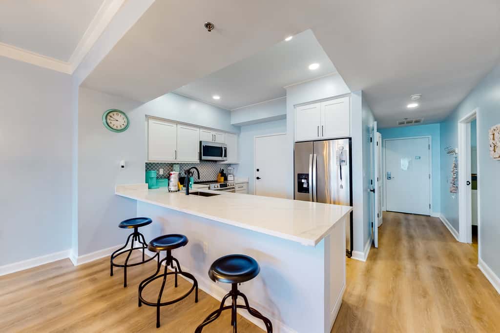 Beachfront condo w/ Gulf views & pool access
