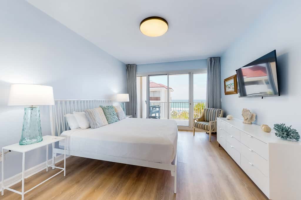 Beachfront condo w/ Gulf views & pool access