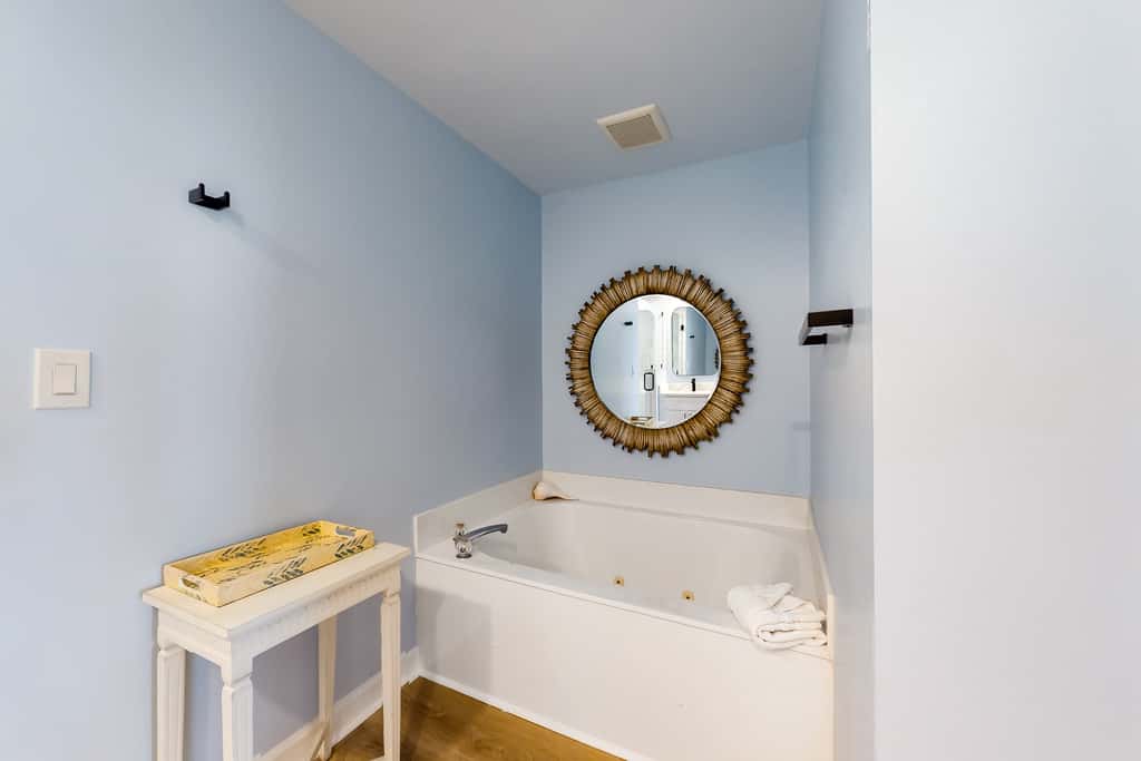 Beachfront condo w/ Gulf views & pool access