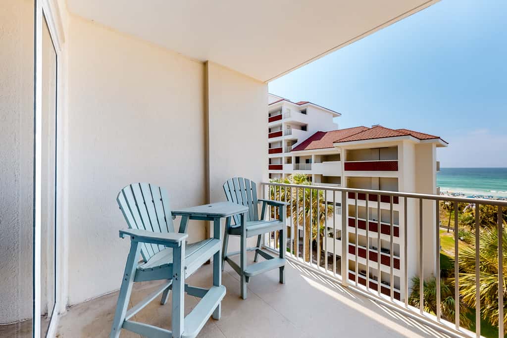 Beachfront condo w/ Gulf views & pool access