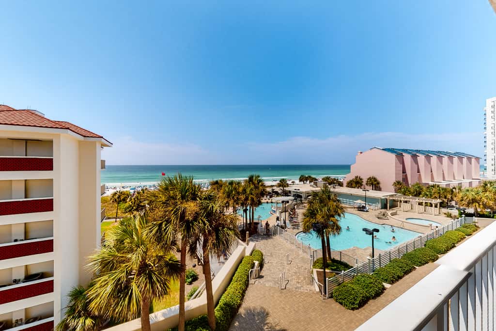 Beachfront condo w/ Gulf views & pool access