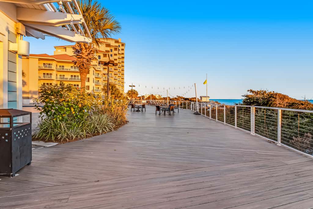 Beachfront condo w/ Gulf views & pool access