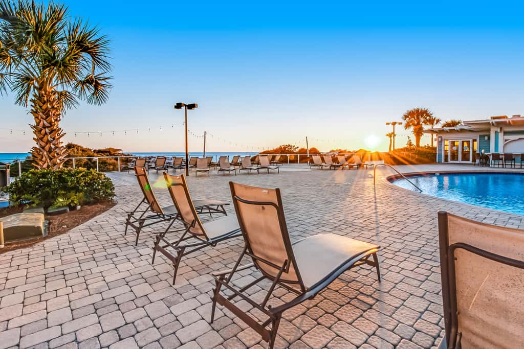Beachfront condo w/ Gulf views & pool access