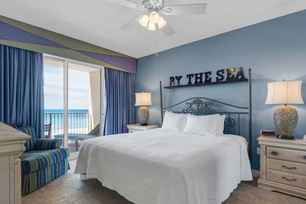 Beachfront condo with Gulf views & pool access
