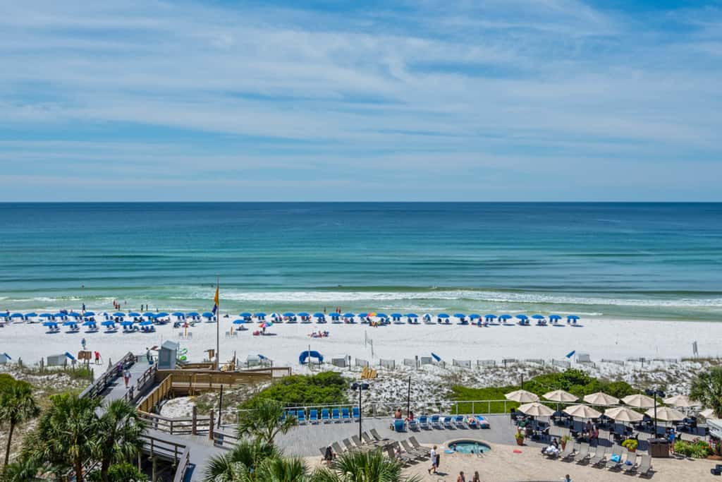 Beachfront condo with Gulf views & pool access