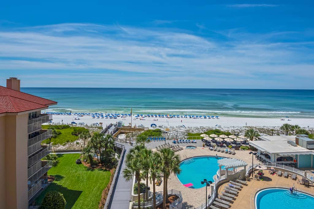 Beachfront condo with Gulf views & pool access