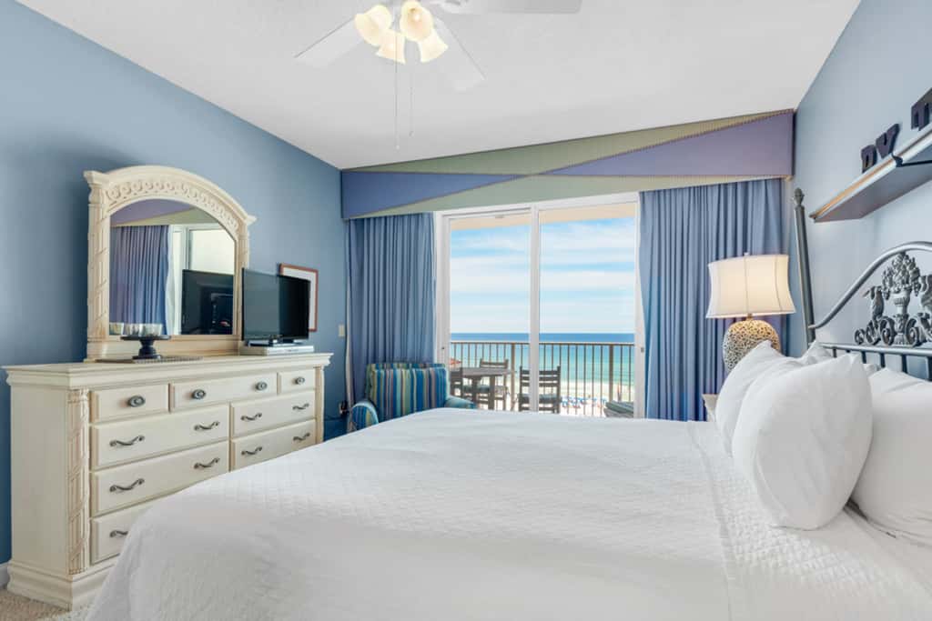 Beachfront condo with Gulf views & pool access