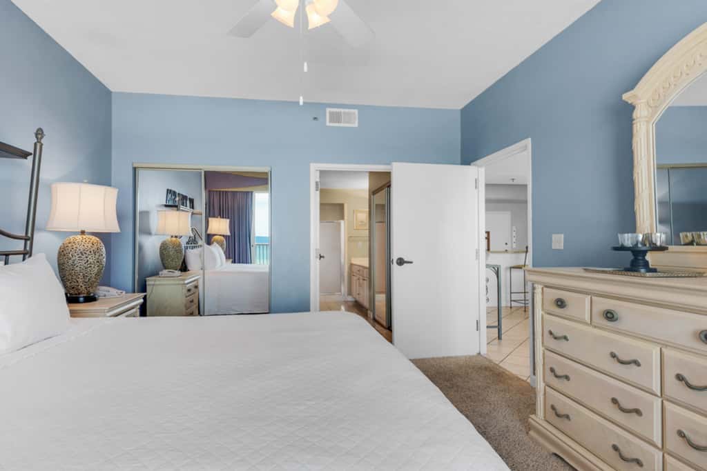 Beachfront condo with Gulf views & pool access