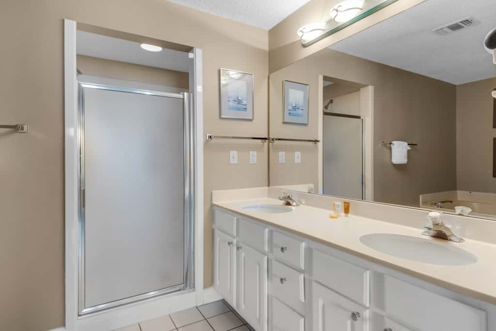 Beachfront condo with Gulf views & pool access