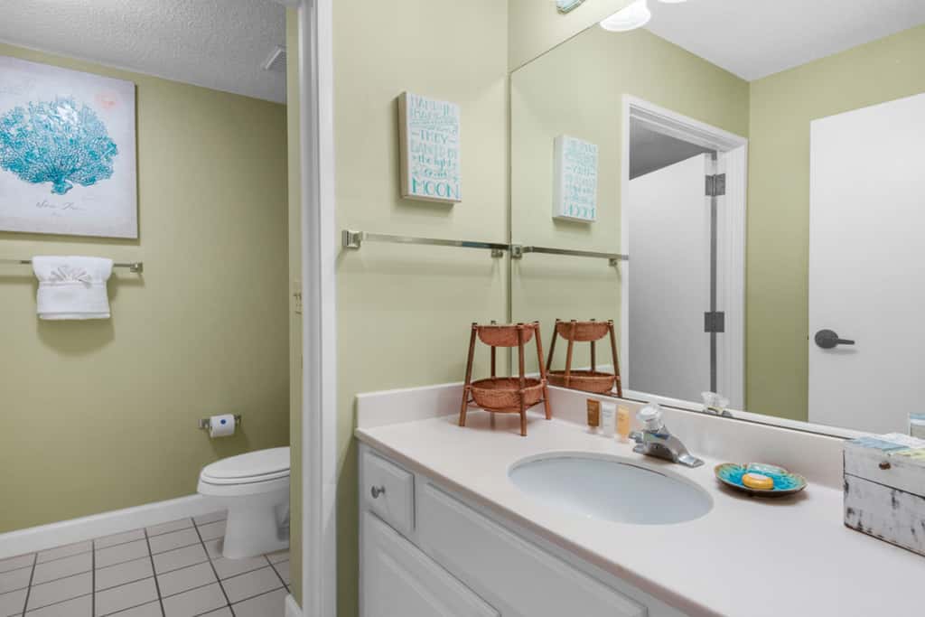 Beachfront condo with Gulf views & pool access