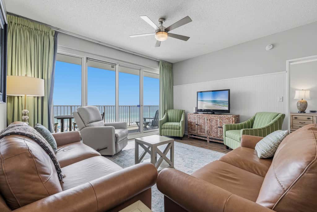 Beachfront condo with Gulf views & pool access