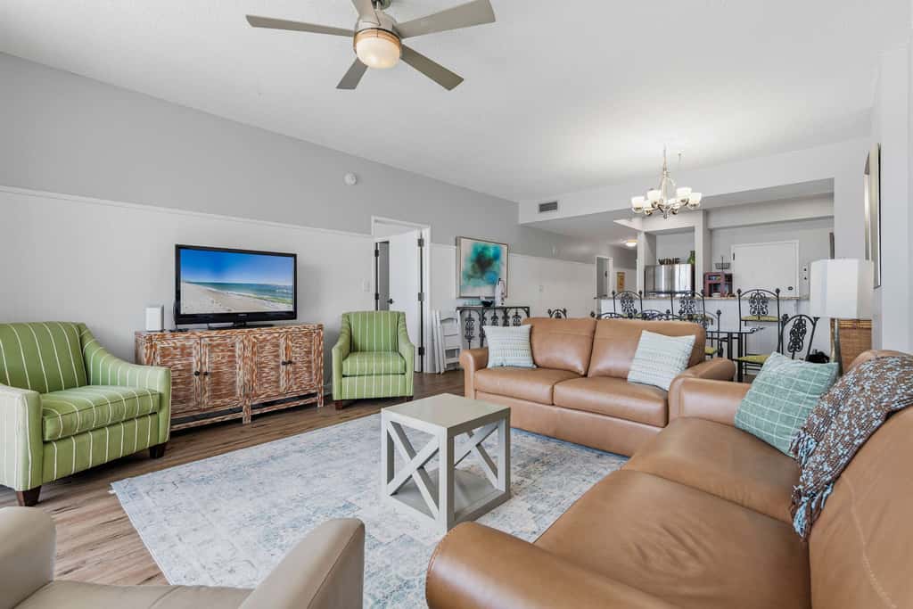 Beachfront condo with Gulf views & pool access