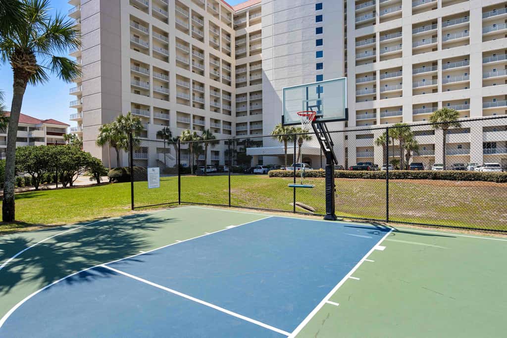 Beachfront condo with Gulf views & pool access
