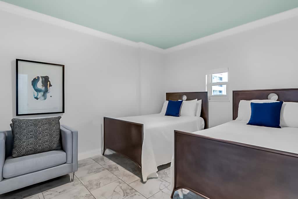 Oceanfront condo with Gulf views, balcony