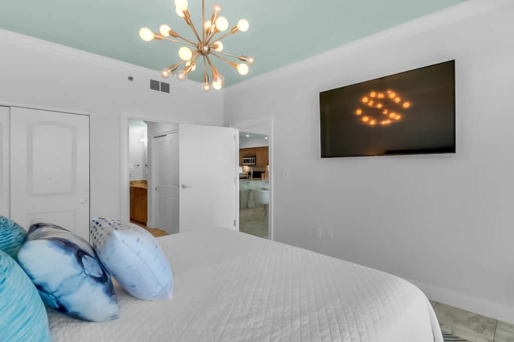 Oceanfront condo with Gulf views, balcony