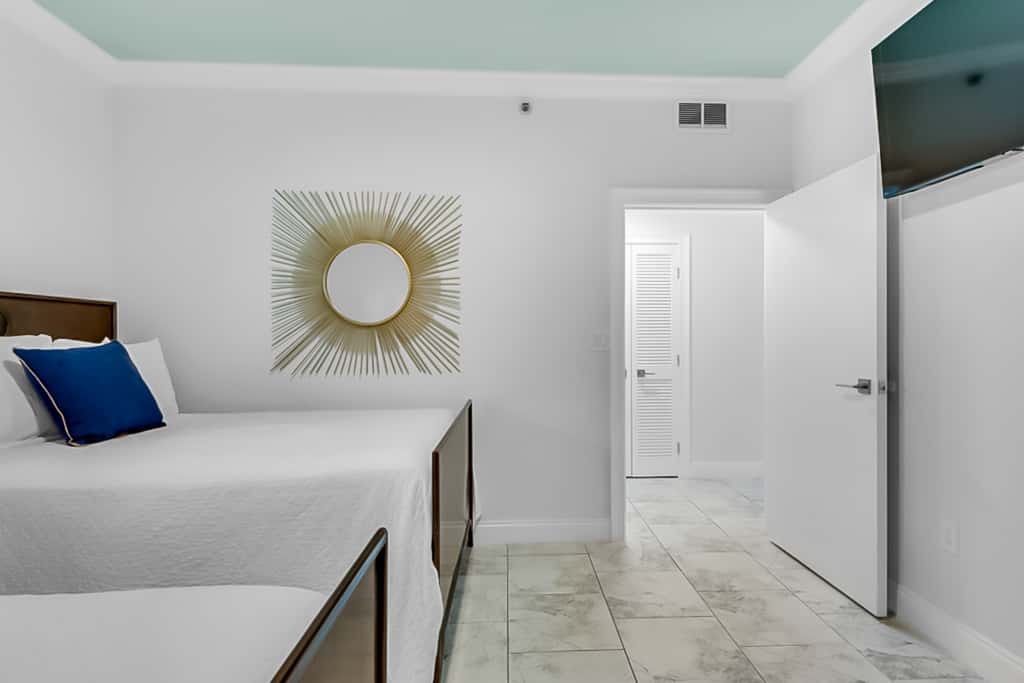 Oceanfront condo with Gulf views, balcony