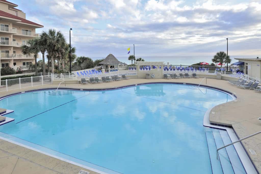 Oceanfront condo with Gulf views, balcony