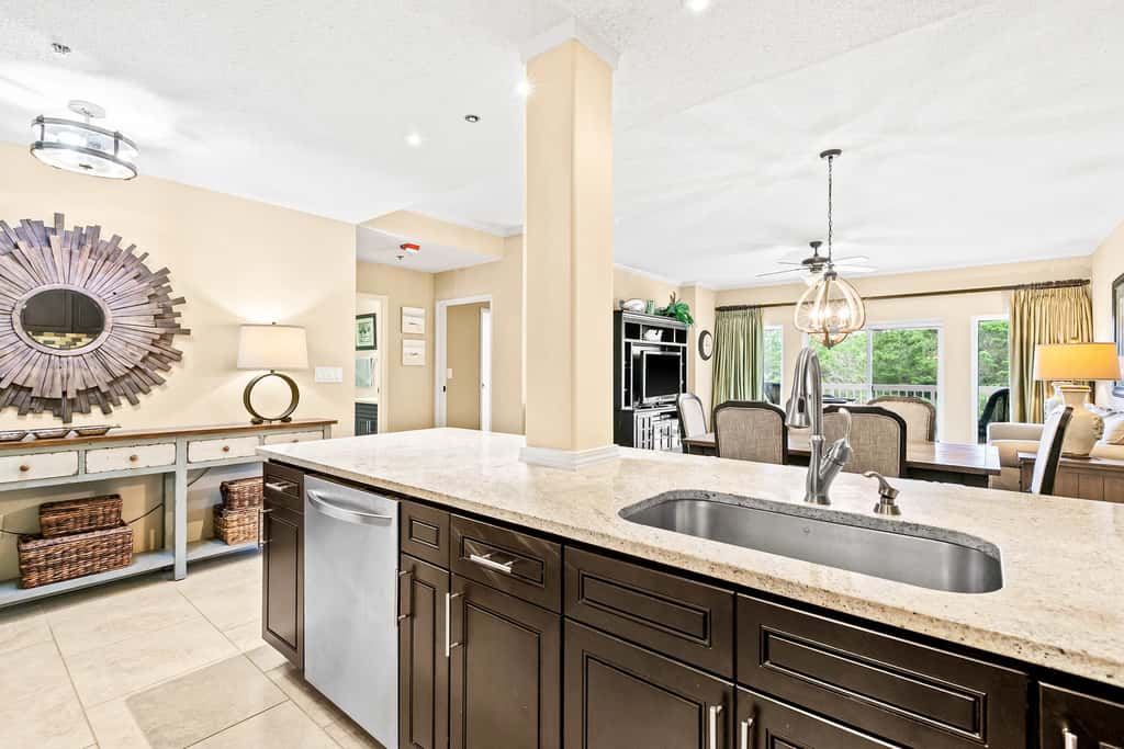 Exclusive 3BR condo: Pools, hot tub, beach