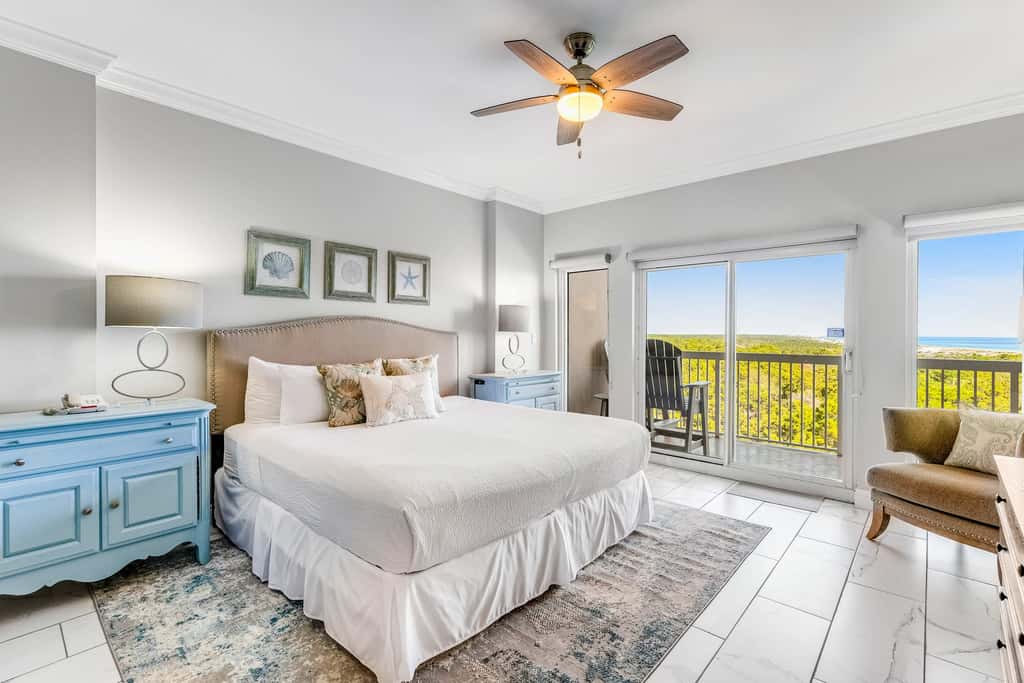 Gulf-view studio for 2 with pool access