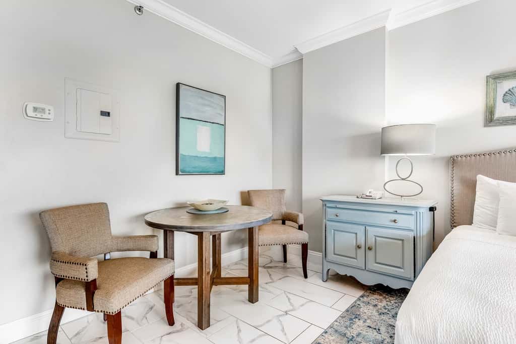 Gulf-view studio for 2 with pool access