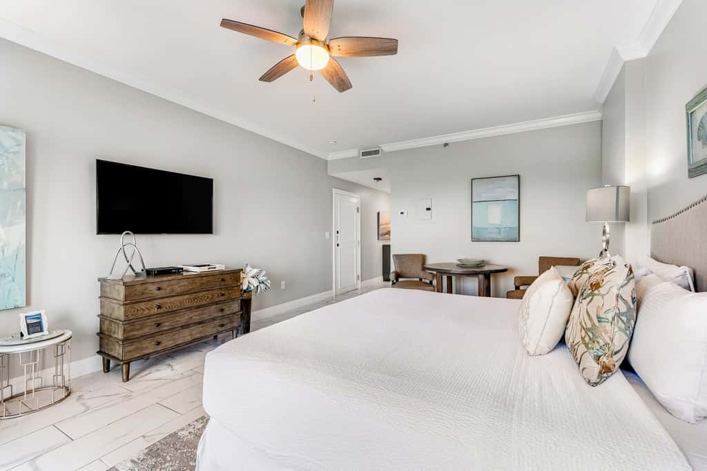 Gulf-view studio for 2 with pool access