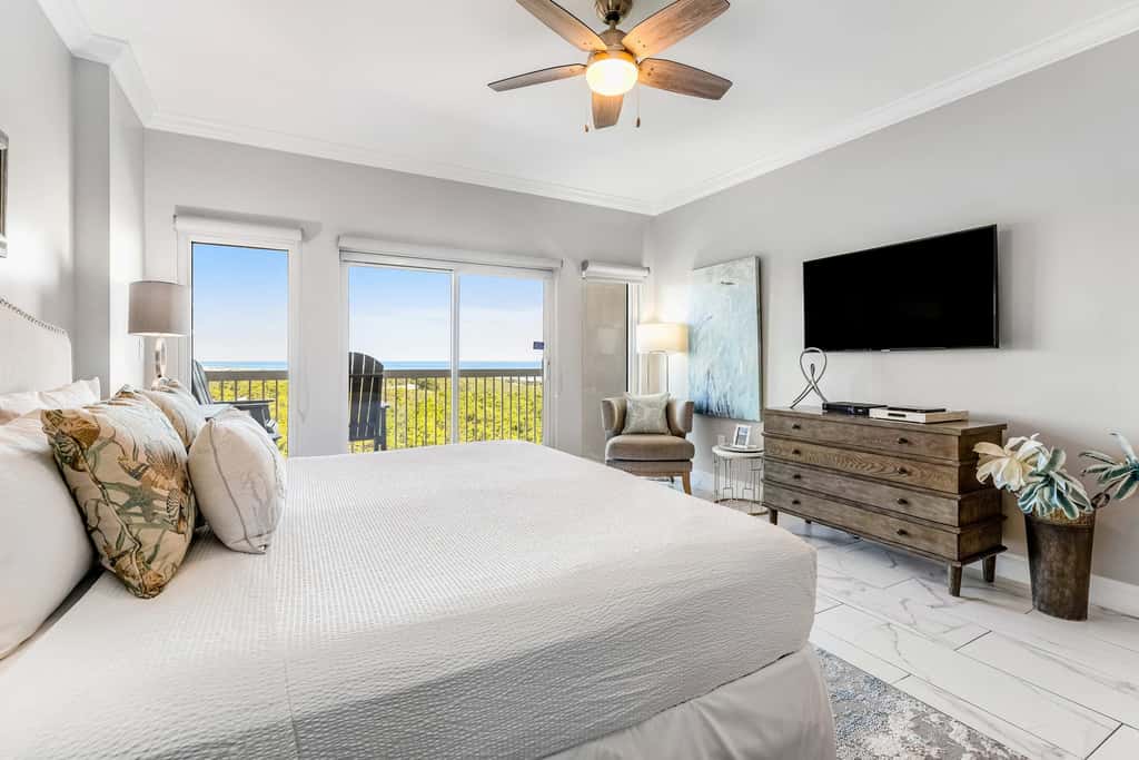 Gulf-view studio for 2 with pool access
