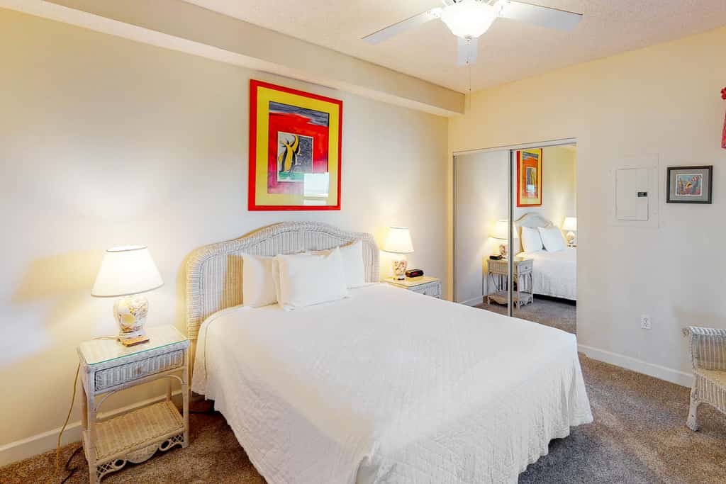 2BR Gulf view, private balcony, pool access