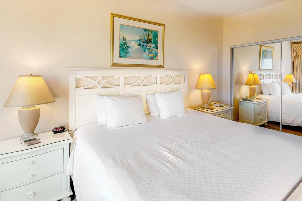 2BR Gulf view, private balcony, pool access