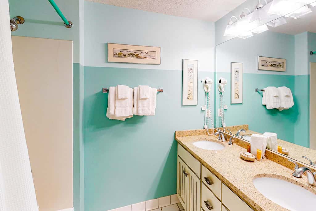 2BR Gulf view, private balcony, pool access