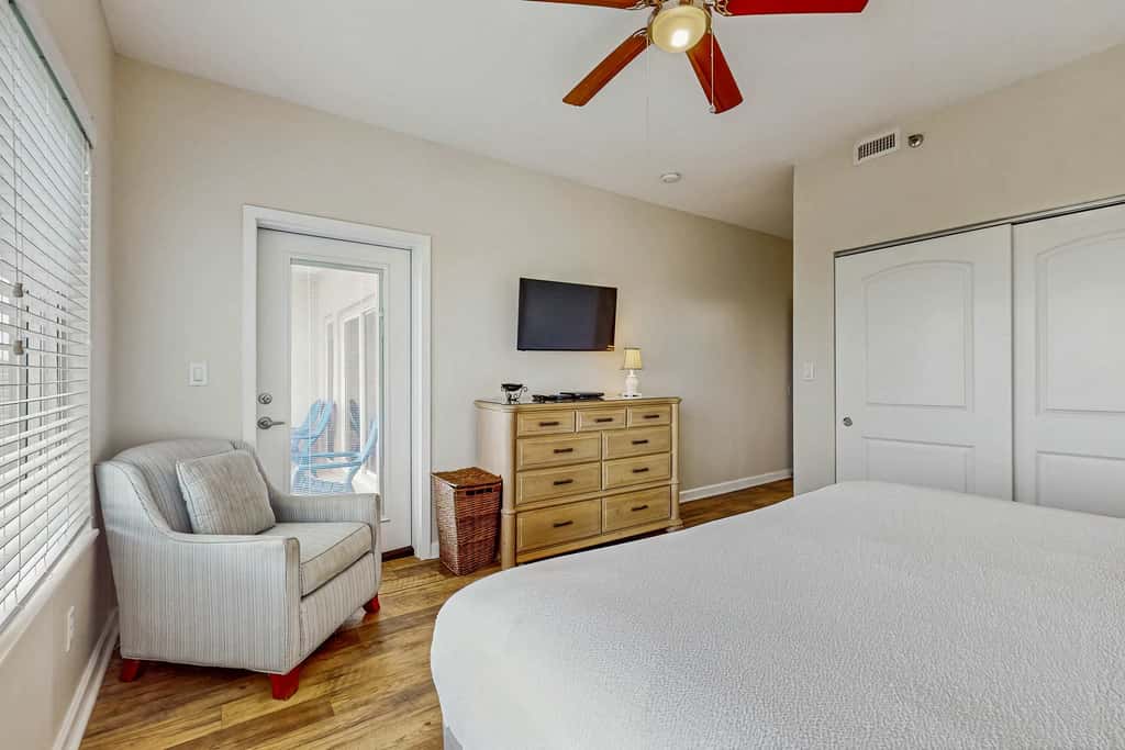 Exclusive Gulf Views: 2BR Beachfront Oasis
