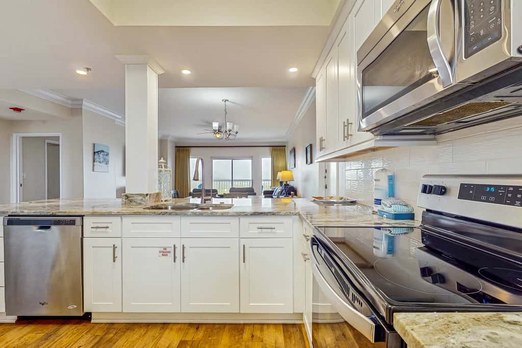 Exclusive Gulf Views: 2BR Beachfront Oasis