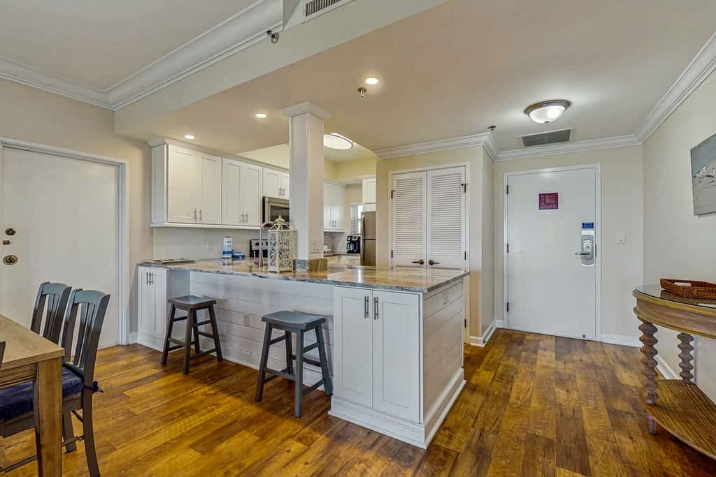 Exclusive Gulf Views: 2BR Beachfront Oasis