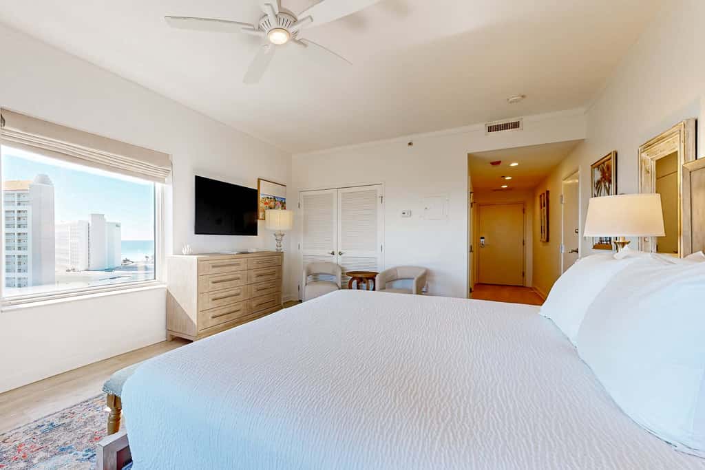 Exclusive studio: balcony, pool, hot tub