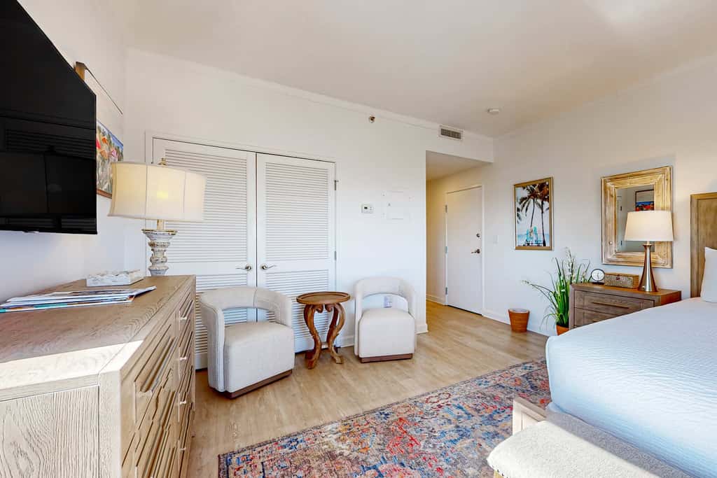 Exclusive studio: balcony, pool, hot tub