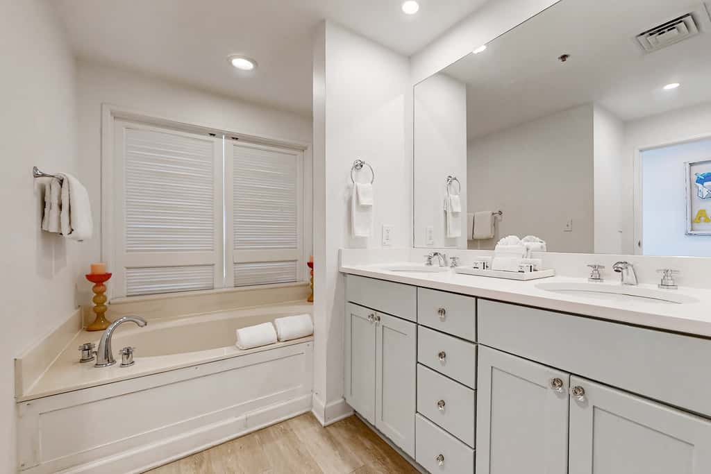 Exclusive studio: balcony, pool, hot tub