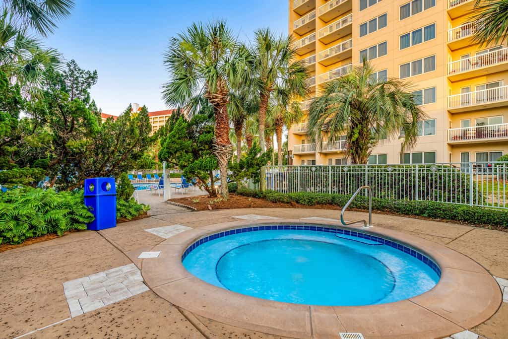 Exclusive studio: balcony, pool, hot tub