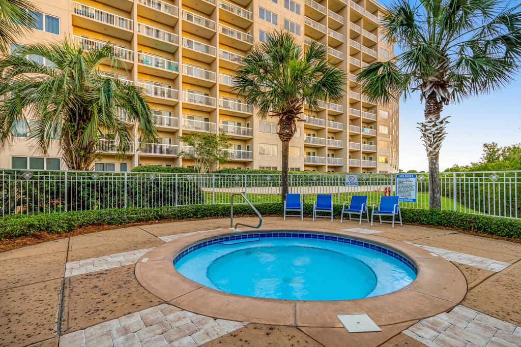Exclusive studio: balcony, pool, hot tub