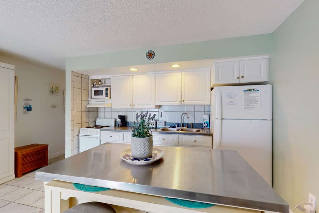 Relaxing Studio w/ Ocean Peek Views, Pool & Balcony Near the Beach