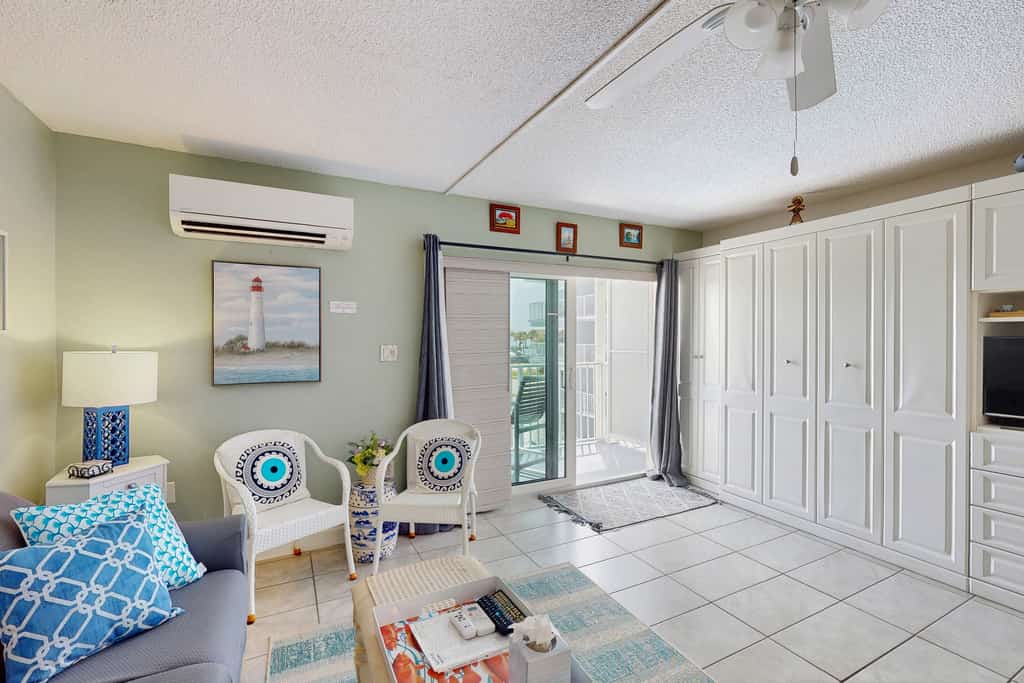 Relaxing Studio w/ Ocean Peek Views, Pool & Balcony Near the Beach