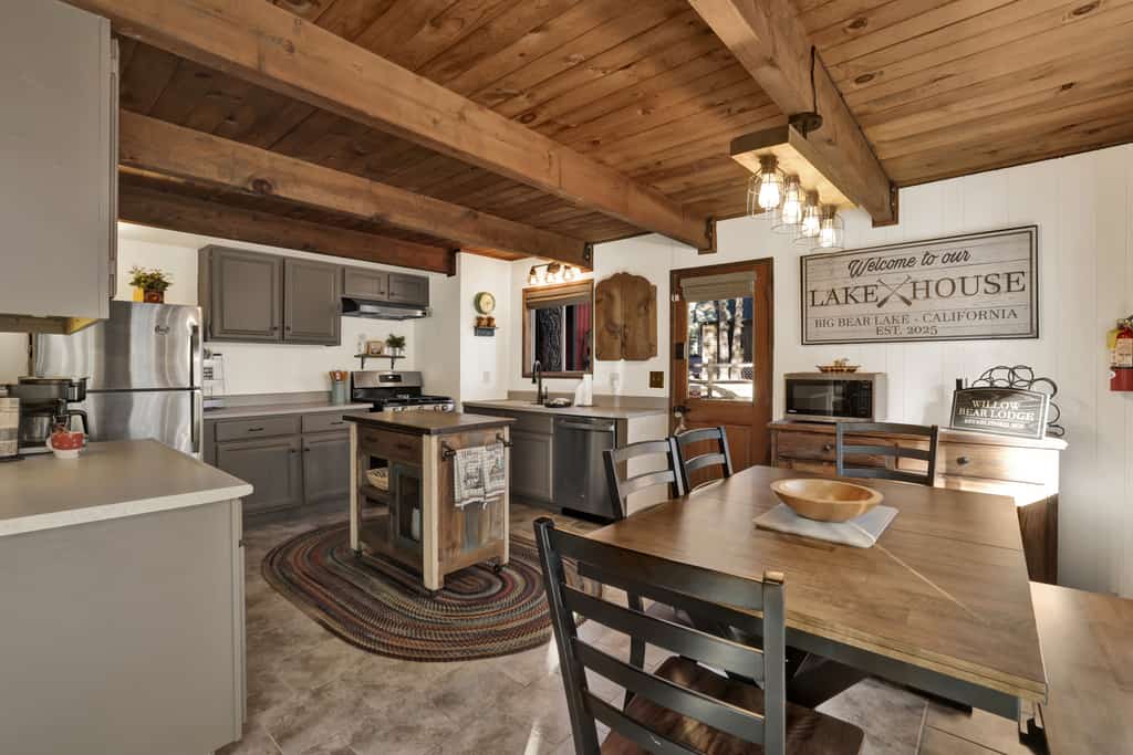 Willow Bear Lodge: Hot Tob, Shuttle Stop, Walk to the Lake | Book Your Big Bear Stay!