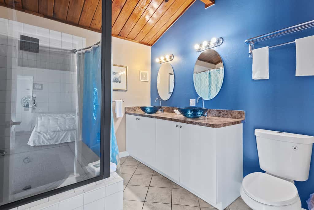 Oceanfront Inn Suite #12- Ocean View Balcony - King Bed