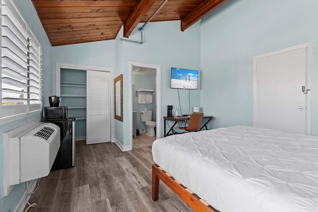 Oceanfront Inn Room #15- Inlet View- King Bed