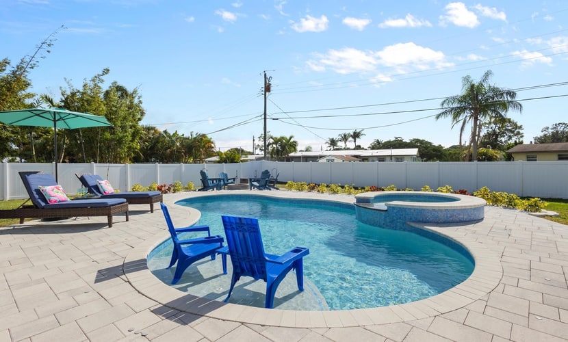 Premium Modern Pool Home- 1 Mile to Downtown & 3 Miles to Beaches