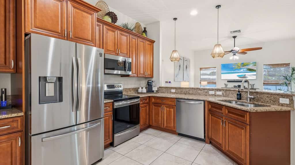 Premium Modern Pool Home- 1 Mile to Downtown & 3 Miles to Beaches