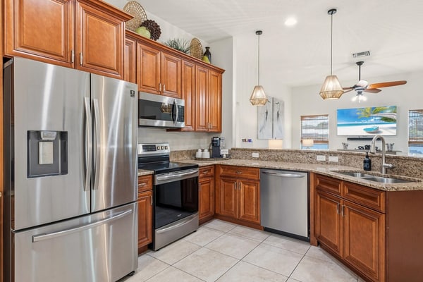 Premium Modern Pool Home- 1 Mile to Downtown & 3 Miles to Beaches