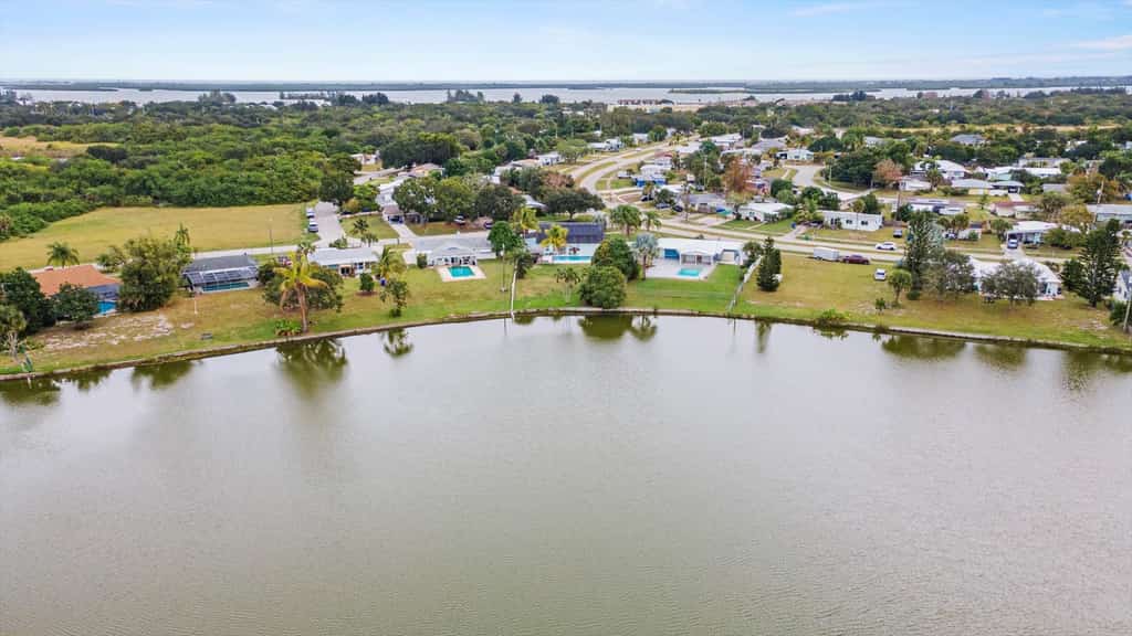 Lakehouse with Sunsets, Private Pool and Jacuzzi, 1Mi to Indian River Lagoon