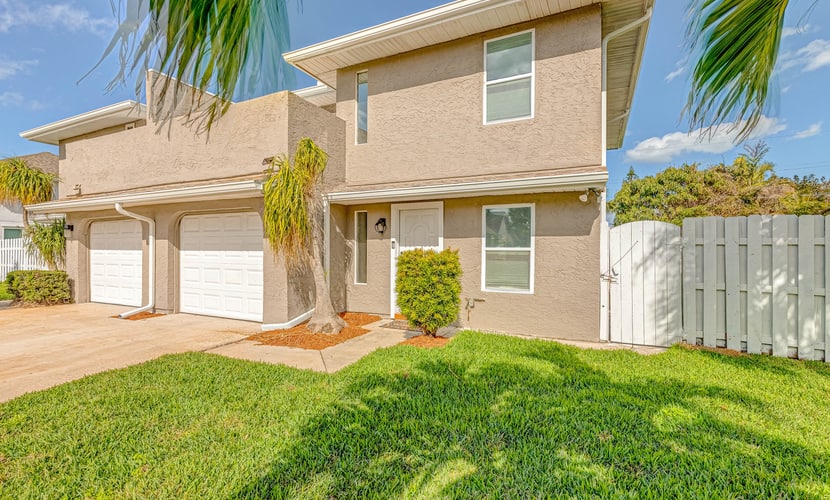 3BR/2.5BA Indialantic Duplex: Dog-Friendly Fenced Yard, Walk to Paradise Beach & Private Balcony