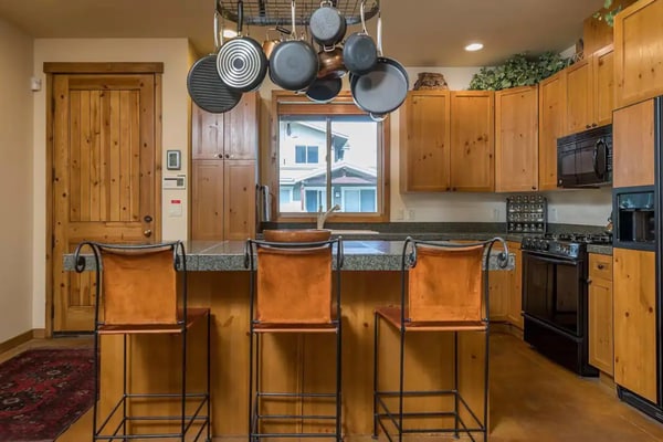 Top-floor Fields condo, mile to Baldy & Ketchum + Hot Tub
